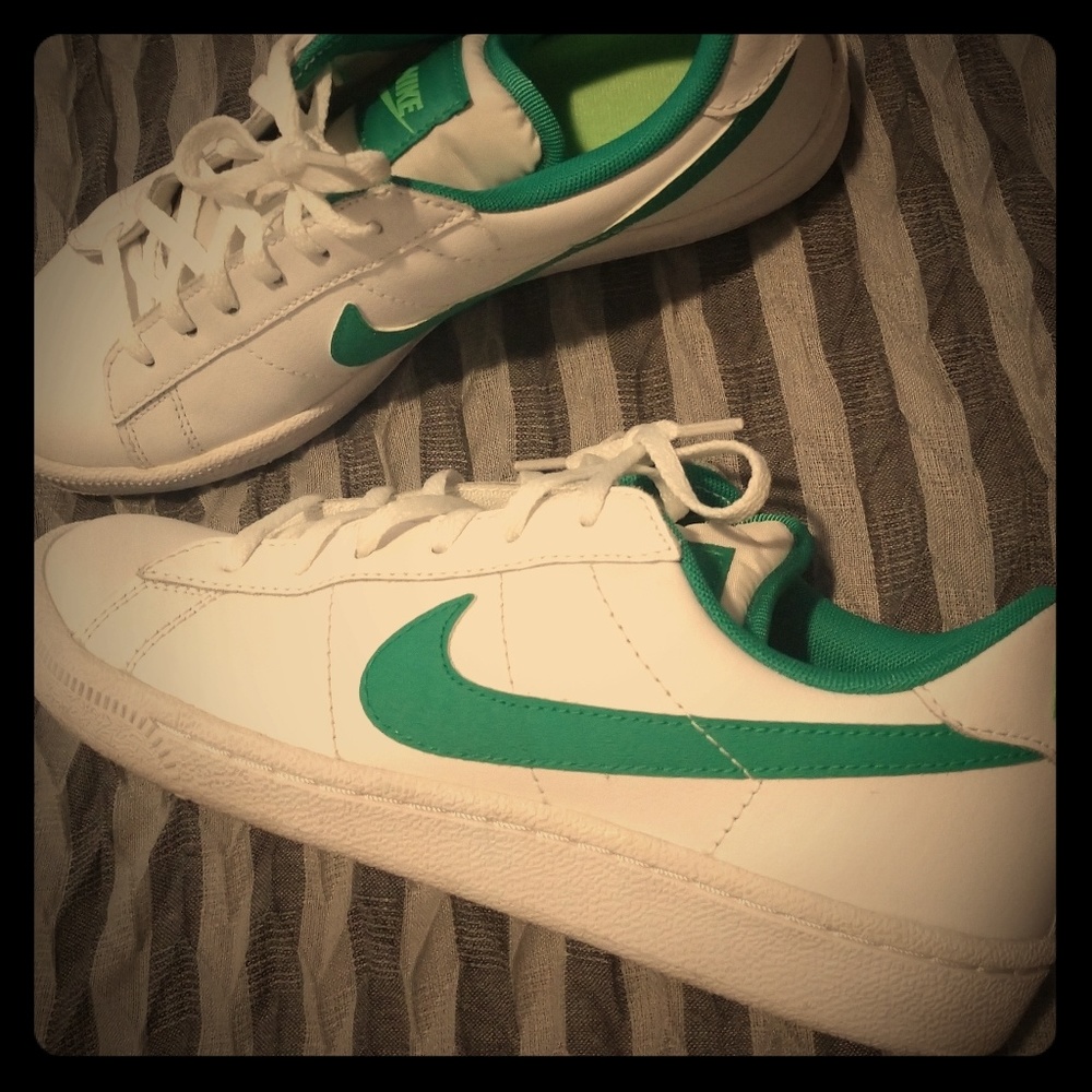 Nike Retro Woman's Green/White Tennis Shoe